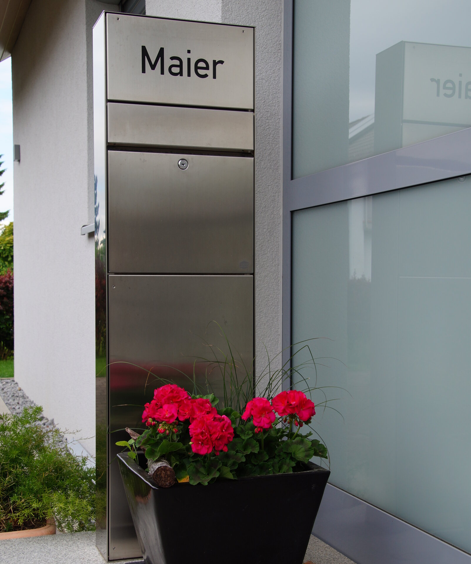 Freistehende Briefkastenanlage aus Edelstahl