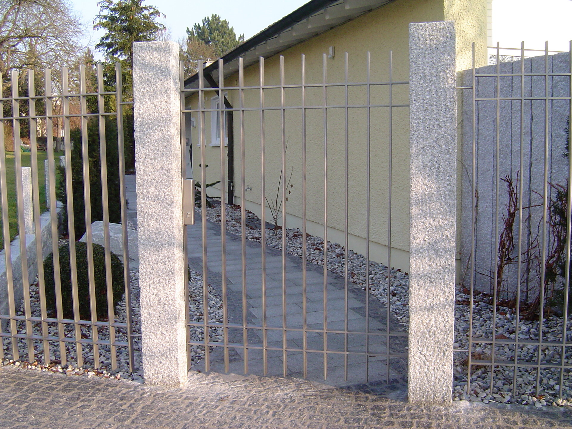 Gartentüre aus Flachstahl