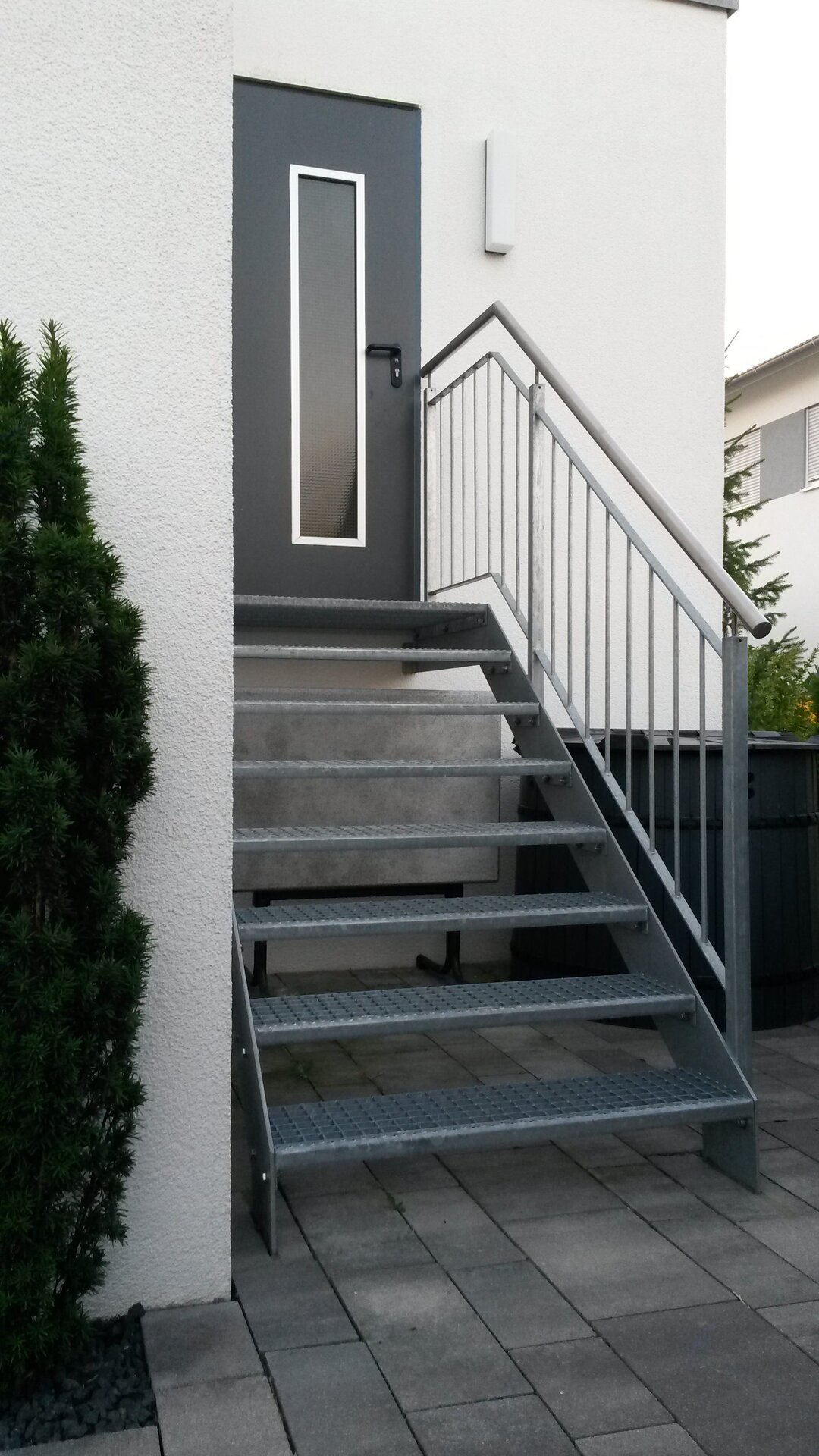 Verzinkte Stahltreppe mit Gitterroststufen und Edelstahlhandlauf